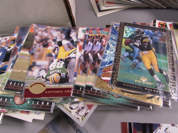 FOOTBALL CARDS - LOOSE & SEALED PACKS