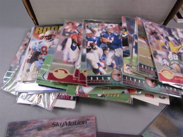 FOOTBALL CARDS - LOOSE & SEALED PACKS