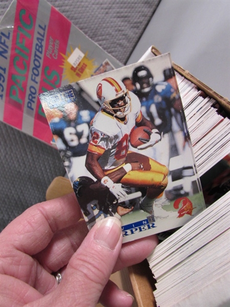 FOOTBALL CARDS - LOOSE & SEALED PACKS