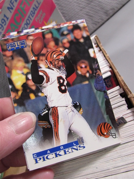 FOOTBALL CARDS - LOOSE & SEALED PACKS