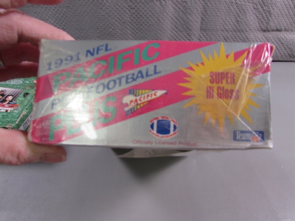 FOOTBALL CARDS - LOOSE & SEALED PACKS