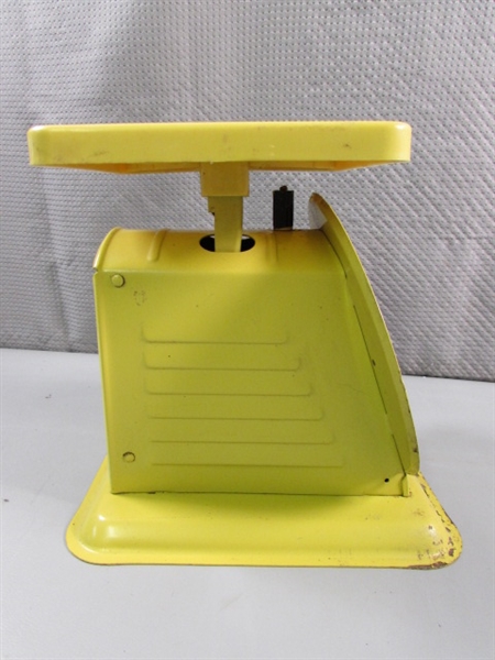VINTAGE KITCHEN SCALE