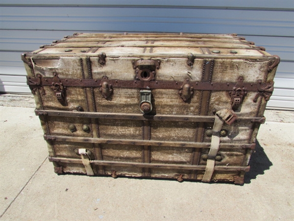 LARGE TRUNK WITH 3 INTERIOR TRAYS