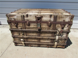 LARGE TRUNK WITH 3 INTERIOR TRAYS