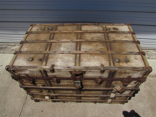 LARGE TRUNK WITH 3 INTERIOR TRAYS