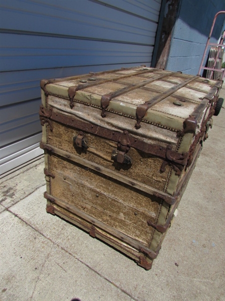 LARGE TRUNK WITH 3 INTERIOR TRAYS