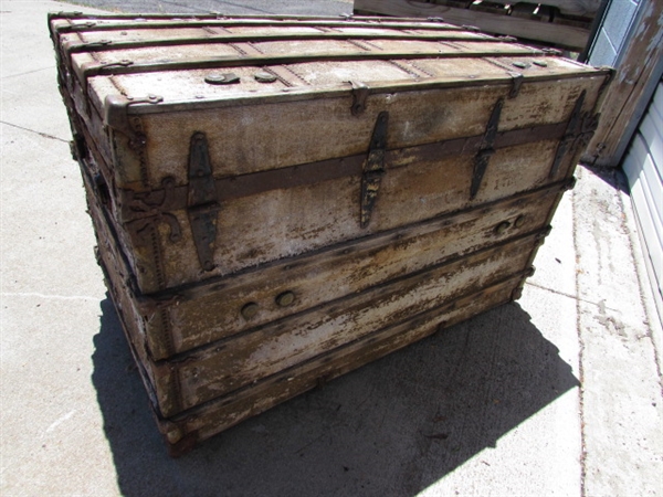 LARGE TRUNK WITH 3 INTERIOR TRAYS