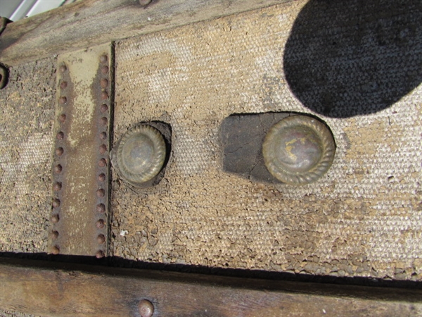 LARGE TRUNK WITH 3 INTERIOR TRAYS
