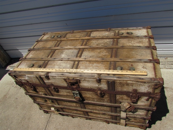 LARGE TRUNK WITH 3 INTERIOR TRAYS