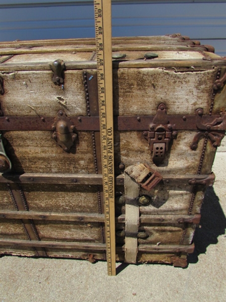 LARGE TRUNK WITH 3 INTERIOR TRAYS