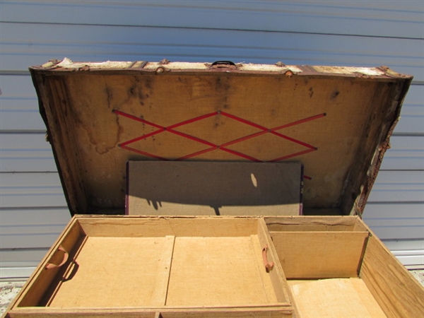 LARGE TRUNK WITH 3 INTERIOR TRAYS