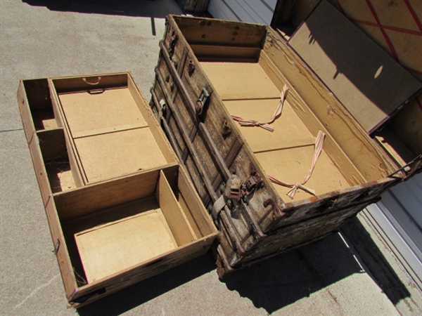 LARGE TRUNK WITH 3 INTERIOR TRAYS