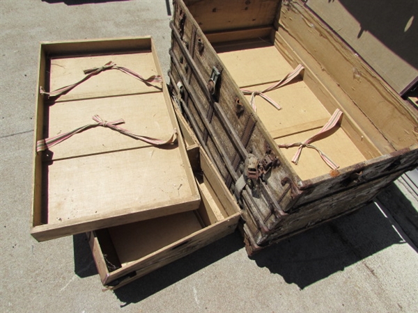 LARGE TRUNK WITH 3 INTERIOR TRAYS