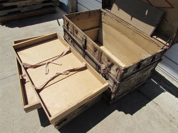 LARGE TRUNK WITH 3 INTERIOR TRAYS