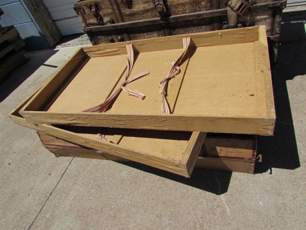 LARGE TRUNK WITH 3 INTERIOR TRAYS