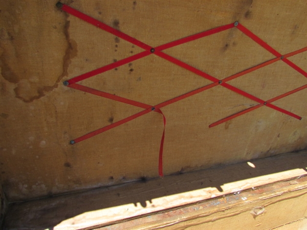 LARGE TRUNK WITH 3 INTERIOR TRAYS