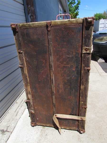 LARGE TRUNK WITH 3 INTERIOR TRAYS