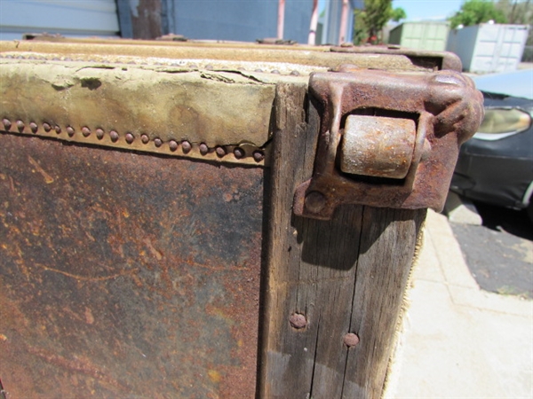 LARGE TRUNK WITH 3 INTERIOR TRAYS