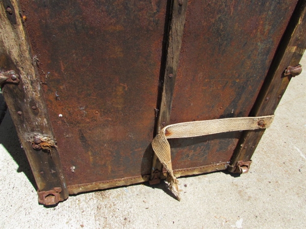 LARGE TRUNK WITH 3 INTERIOR TRAYS
