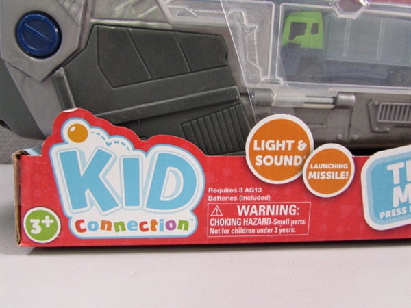SHARK TRANSPORTER PLAYSET - NEW