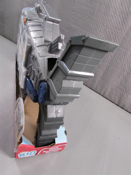 SHARK TRANSPORTER PLAYSET - NEW