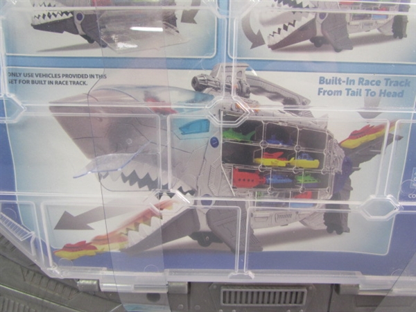 SHARK TRANSPORTER PLAYSET - NEW