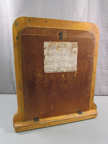 VINTAGE 1950'S COUNTERTOP SHOELACE DISPLAY