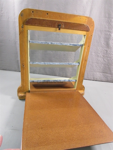 VINTAGE 1950'S COUNTERTOP SHOELACE DISPLAY