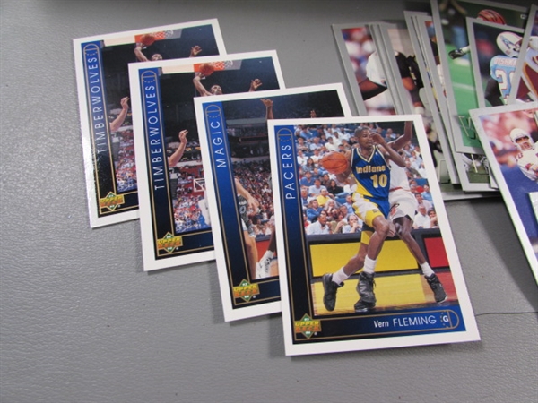 LARGE ASSORTMENT OF BASEBALL, FOOTBALL & BASKETBALL CARDS