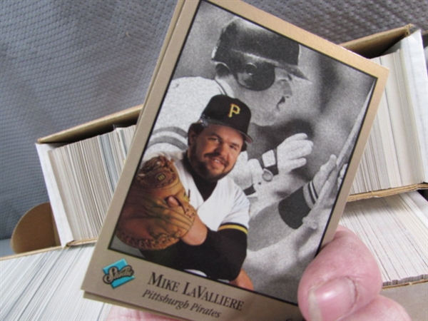 LARGE ASSORTMENT OF BASEBALL, FOOTBALL & BASKETBALL CARDS