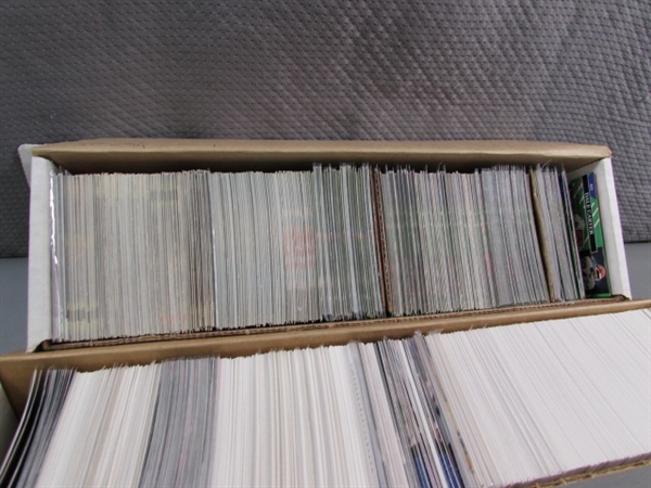 LARGE ASSORTMENT OF BASEBALL, FOOTBALL & BASKETBALL CARDS