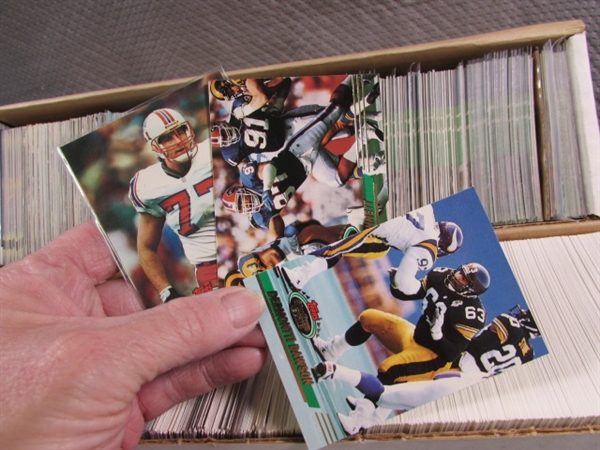 LARGE ASSORTMENT OF BASEBALL, FOOTBALL & BASKETBALL CARDS