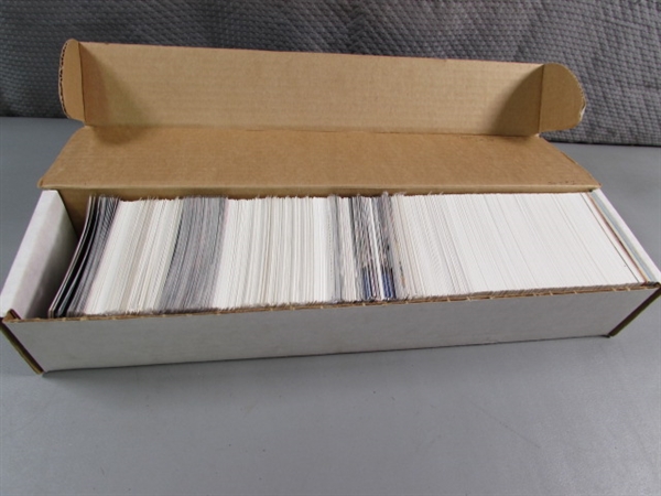 LARGE ASSORTMENT OF BASEBALL, FOOTBALL & BASKETBALL CARDS