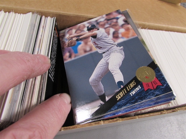 LARGE ASSORTMENT OF BASEBALL, FOOTBALL & BASKETBALL CARDS