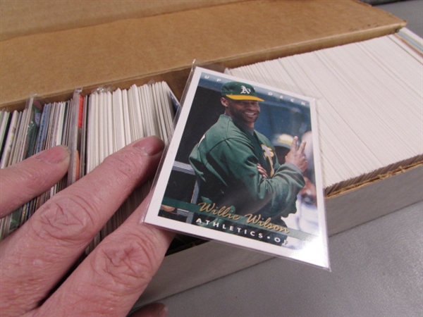LARGE ASSORTMENT OF BASEBALL, FOOTBALL & BASKETBALL CARDS