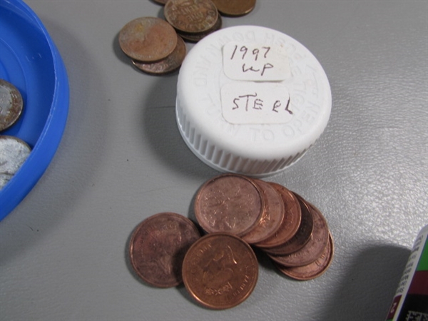 MIXED LOT OF COPPER & NEWER US PENNIES (& A FEW CANADIAN PENNIES) & NUMISMATIC NEWS PUBLICATIONS