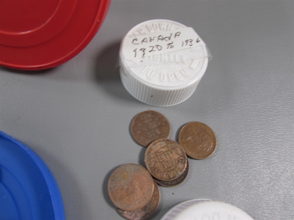 MIXED LOT OF COPPER & NEWER US PENNIES (& A FEW CANADIAN PENNIES) & NUMISMATIC NEWS PUBLICATIONS