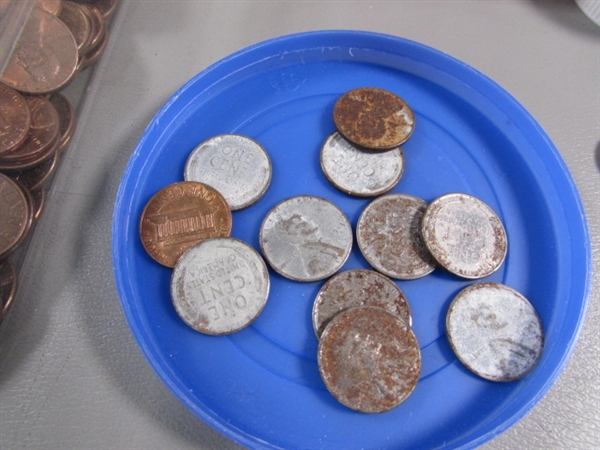 MIXED LOT OF COPPER & NEWER US PENNIES (& A FEW CANADIAN PENNIES) & NUMISMATIC NEWS PUBLICATIONS