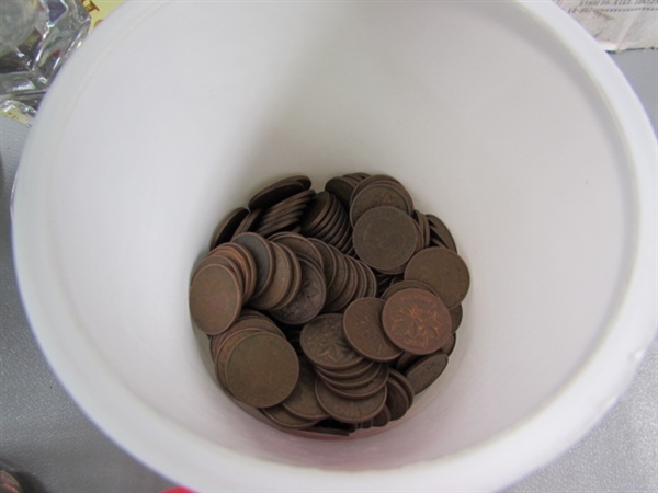 MIXED LOT OF COPPER & NEWER US PENNIES (& A FEW CANADIAN PENNIES) & NUMISMATIC NEWS PUBLICATIONS