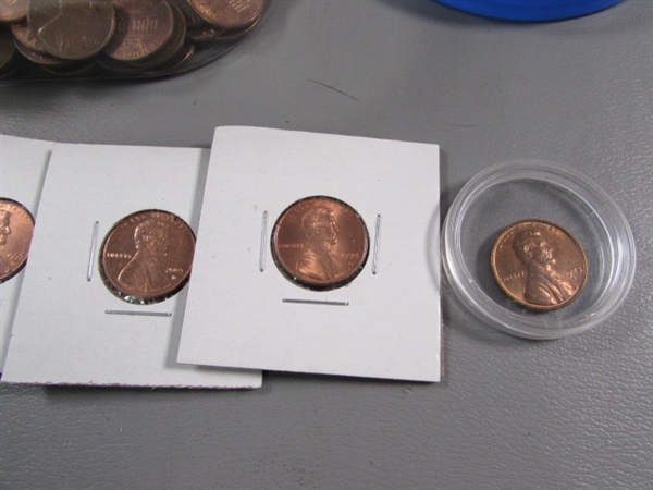 MIXED LOT OF COPPER & NEWER US PENNIES (& A FEW CANADIAN PENNIES) & NUMISMATIC NEWS PUBLICATIONS