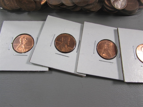 MIXED LOT OF COPPER & NEWER US PENNIES (& A FEW CANADIAN PENNIES) & NUMISMATIC NEWS PUBLICATIONS