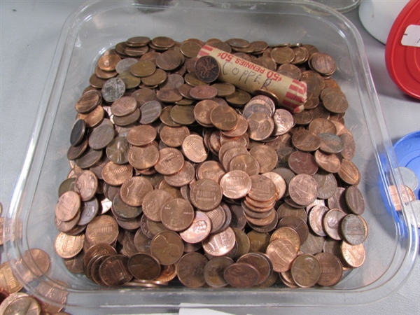 MIXED LOT OF COPPER & NEWER US PENNIES (& A FEW CANADIAN PENNIES) & NUMISMATIC NEWS PUBLICATIONS