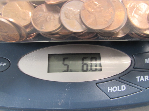 MIXED LOT OF COPPER & NEWER US PENNIES (& A FEW CANADIAN PENNIES) & NUMISMATIC NEWS PUBLICATIONS