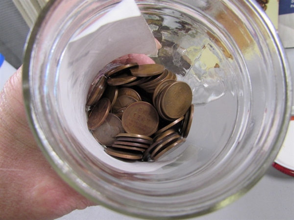 MIXED LOT OF COPPER & NEWER US PENNIES (& A FEW CANADIAN PENNIES) & NUMISMATIC NEWS PUBLICATIONS