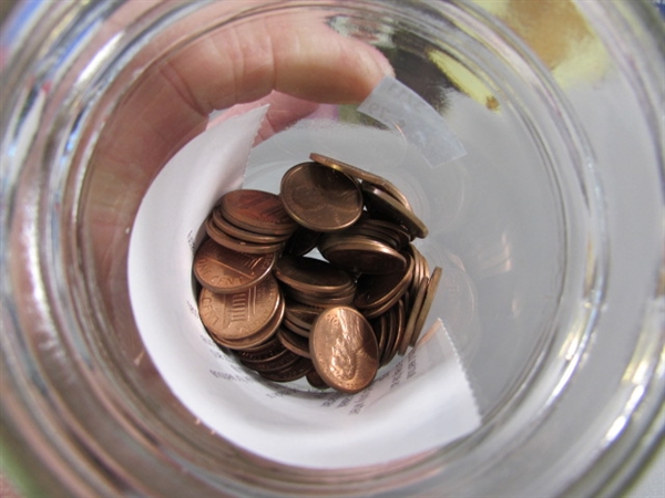 MIXED LOT OF COPPER & NEWER US PENNIES (& A FEW CANADIAN PENNIES) & NUMISMATIC NEWS PUBLICATIONS