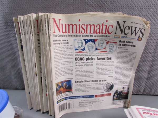 MIXED LOT OF COPPER & NEWER US PENNIES (& A FEW CANADIAN PENNIES) & NUMISMATIC NEWS PUBLICATIONS