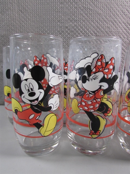8 MICKEY & MINNIE DRINKING GLASSES