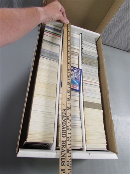 LARGE 3 ROW BOX OF BASEBALL CARDS - MIXED YEARS & BRANDS