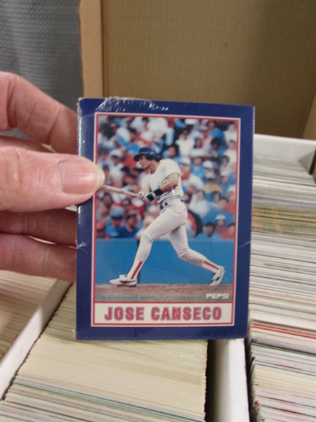 LARGE 3 ROW BOX OF BASEBALL CARDS - MIXED YEARS & BRANDS