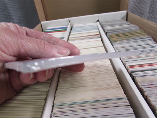 LARGE 3 ROW BOX OF BASEBALL CARDS - MIXED YEARS & BRANDS